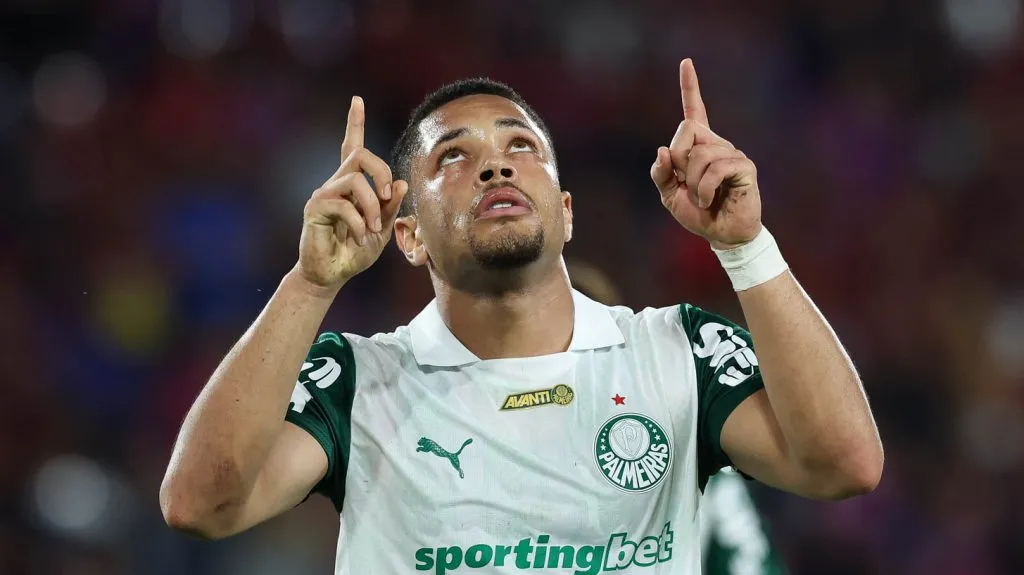 Vitor Roque, da SE Palmeiras, comemora seu gol contra a equipe do C Cerro Porteño, durante partida válida pela fase de grupos, da Copa Libertadores, no Estádio General Pablo Rojas. (Foto: Cesar Greco/Palmeiras/by Canon)