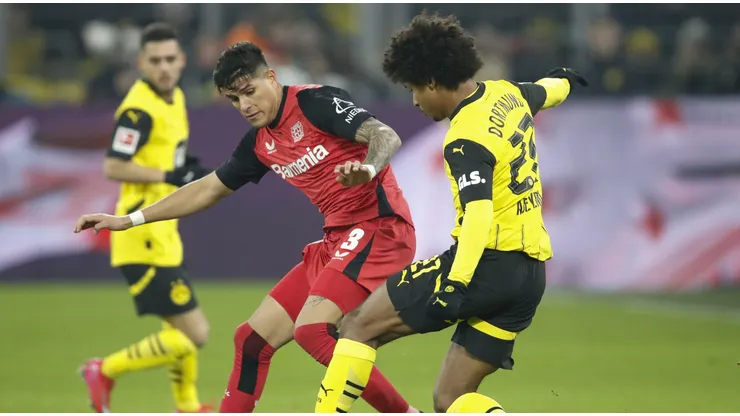 Karim Adeyemi tenta drible na partida entre Borussia Dortmund e Bayer Leverkusen. Foto: ANP / Alamy Stock Photo
