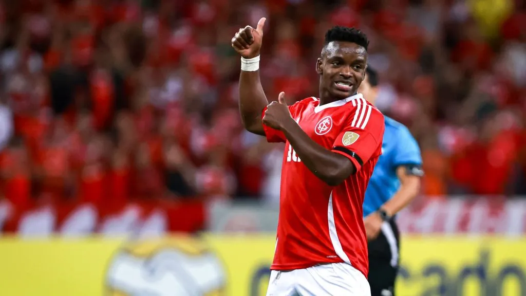 Johan Carbonero jogador do Internacional lamenta durante partida contra o Atlético Nacional no estádio Beira-Rio pelo campeonato Copa Libertadores 2025. Foto: Maxi Franzoi/AGIF