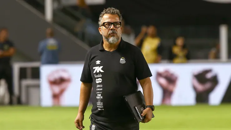 Cleber Xavier acompanhando equipe do Santos - Foto: Mauricio De Souza/AGIF
