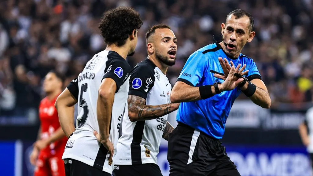 Maycon jogador do Corinthians reclama com a arbitragem durante partida contra o America de Cali no estádio Arena Corinthians pelo campeonato Copa Sul-americana 2025. Foto: Fabio Giannelli/AGIF