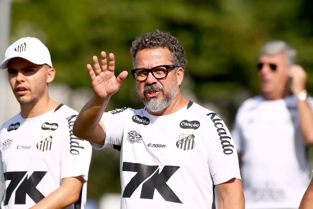 Cléber Xavier comandando treino no CT Rei Pelé. Foto: Mauricio De Souza/AGIF