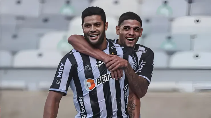 Hulk parabenizou, de longe, Rubens por belo gol em Iquique x Atlético - Foto: Pedro Souza/Atlético