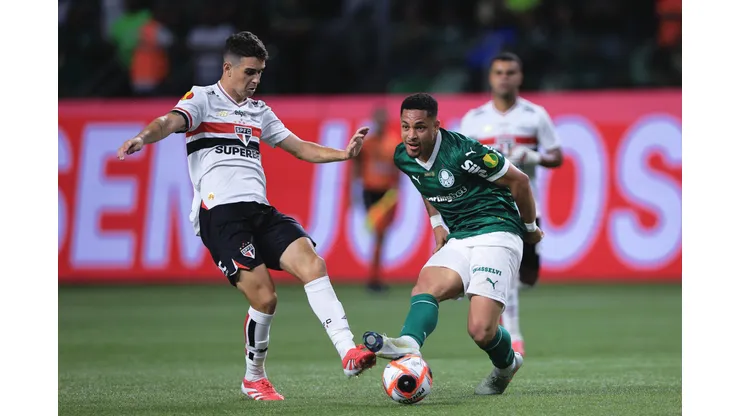 SP - SAO PAULO - 10/03/2025 - PAULISTA 2025, PALMEIRAS X SAO PAULO - Vitor Roque jogador do Palmeiras disputa lance com Oscar jogador do Sao Paulo durante partida no estadio Arena Allianz Parque pelo campeonato Paulista 2025. Foto: Ettore Chiereguini/AGIF