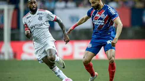 BA - SALVADOR - 05/10/2024 - BRASILEIRO A 2024, BAHIA X FLAMENGO - Thaciano jogador do Bahia disputa lance com Gerson jogador do Flamengo durante partida no estadio Arena Fonte Nova pelo campeonato Brasileiro A 2024. Foto: Jhony Pinho/AGIF