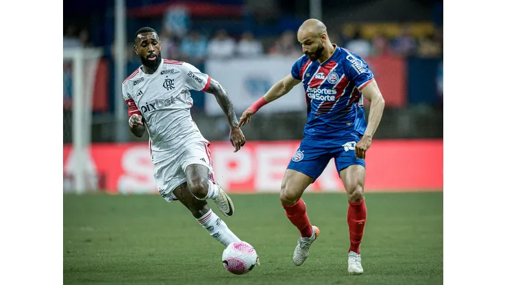 BA - SALVADOR - 05/10/2024 - BRASILEIRO A 2024, BAHIA X FLAMENGO - Thaciano jogador do Bahia disputa lance com Gerson jogador do Flamengo durante partida no estadio Arena Fonte Nova pelo campeonato Brasileiro A 2024. Foto: Jhony Pinho/AGIF