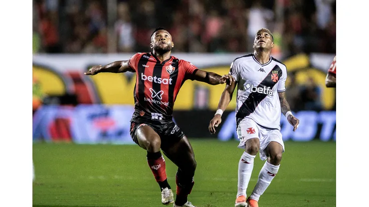 BA - SALVADOR - 01/09/2024 - BRASILEIRO A 2024, VITORIA X VASCO - Luan Santos jogador do Vitoria disputa lance com Rayan jogador do Vasco durante partida no estadio Barradao pelo campeonato Brasileiro A 2024. Foto: Jhony Pinho/AGIF