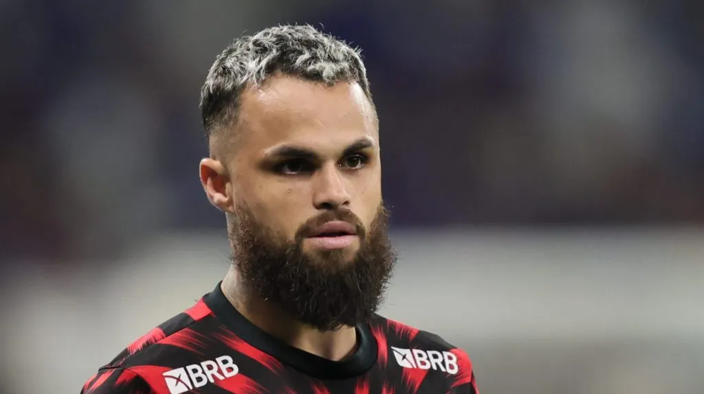 MG – BELO HORIZONTE – 04/05/2025 – BRASILEIRO A 2025, CRUZEIRO X FLAMENGO – Michael jogador do Flamengo durante aquecimento antes da partida contra o Cruzeiro no estadio Mineirao pelo campeonato Brasileiro A 2025.