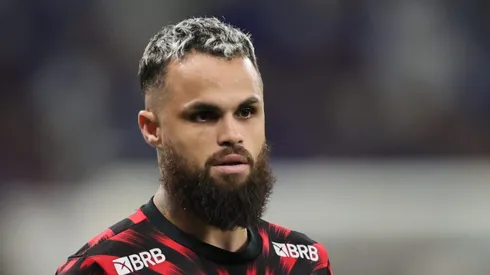 MG - BELO HORIZONTE - 04/05/2025 - BRASILEIRO A 2025, CRUZEIRO X FLAMENGO - Michael jogador do Flamengo durante aquecimento antes da partida contra o Cruzeiro no estadio Mineirao pelo campeonato Brasileiro A 2025.