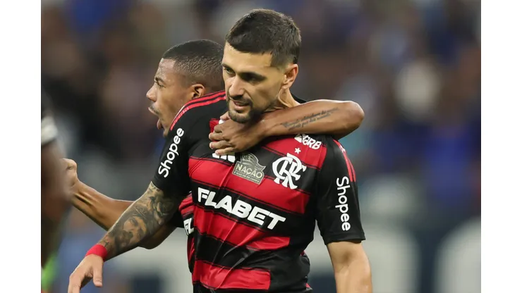 Arrascaeta jogador do Flamengo comemora seu gol durante partida contra o Cruzeiro no estádio Mineirão pelo campeonato Brasileiro A 2025. Foto: Gilson Lobo/AGIF