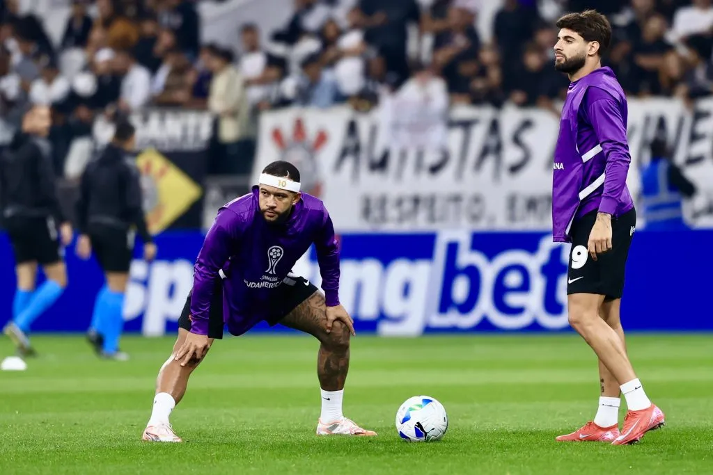 SP – SAO PAULO – 06/05/2025 – COPA SUL-AMERICANA 2025, CORINTHIANS X AMERICA DE CALI – Memphis Depay e Yuri Alberto (d) jogadores do Corinthians durante aquecimento antes da partida contra o America de Cali no estadio Arena Corinthians pelo campeonato Copa Sul-americana 2025. Foto: Marcello Zambrana/AGIF