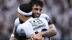 Memphis Depay jogador do Corinthians comemora seu gol com Yuri Alberto jogador da sua equipe durante partida contra o Sport no estádio Arena Corinthians pelo campeonato Brasileiro A 2025. Foto: Marcello Zambrana/AGIF
