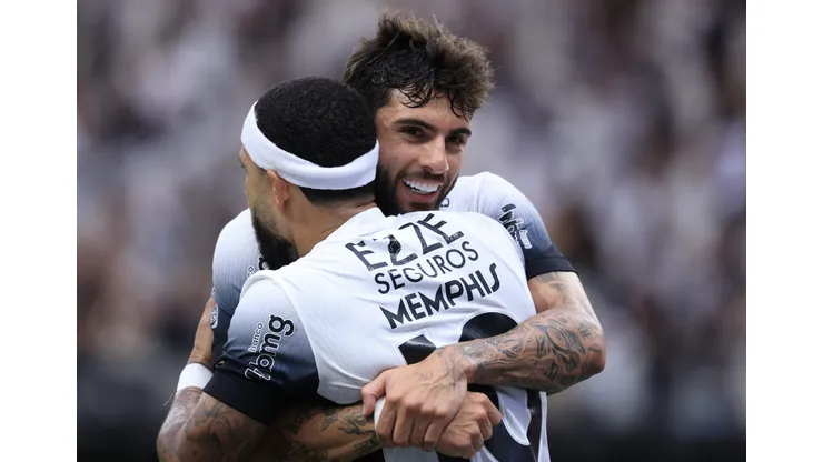 Memphis Depay jogador do Corinthians comemora seu gol com Yuri Alberto jogador da sua equipe durante partida contra o Sport no estádio Arena Corinthians pelo campeonato Brasileiro A 2025. Foto: Marcello Zambrana/AGIF