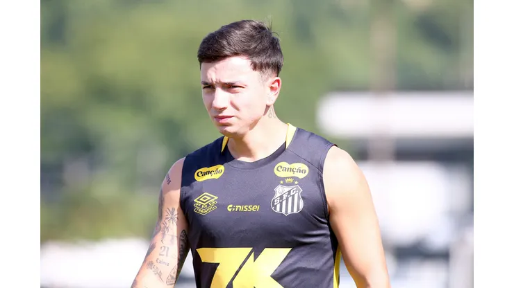 SP - SANTOS - 07/05/2025 - SANTOS, TREINO - Alvaro Barreal jogador do Santos durante treino no Centro de Treinamento CT Rei Pele. Foto: Mauricio De Souza/AGIF