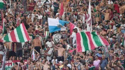Torcida do Fluminense durante partida contra Flamengo no estádio Maracanã pelo campeonato Carioca 2025.