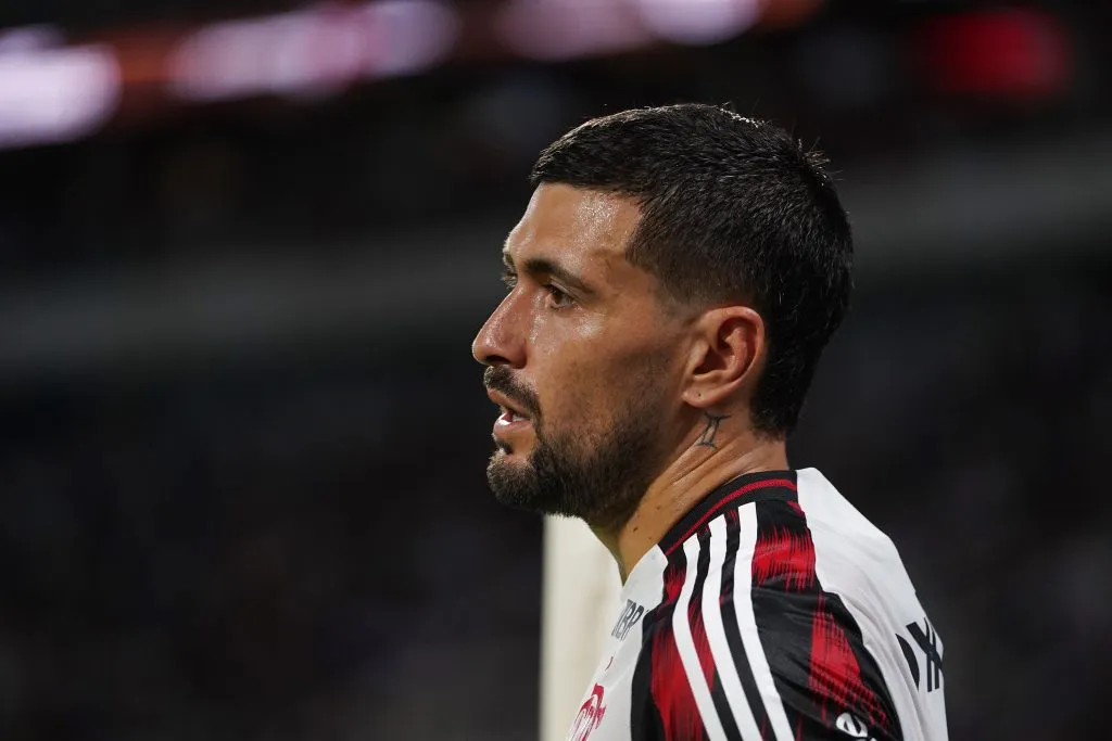 SANTIAGO DEL ESTERO, ARGENTINA – MAY 07: Giorgian De Arrascaeta of Flamengo reacts during the Copa CONMEBOL Libertadores 2025 Group C match between Central Cordoba and Flamengo at Estadio Unico Madre de Ciudades on May 07, 2025 in Santiago del Estero, Argentina. (Photo by Joaquín Camiletti/Getty Images)