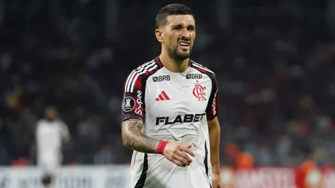 SANTIAGO DEL ESTERO, ARGENTINA - MAY 07: Giorgian De Arrascaeta of Flamengo gestures during the Copa CONMEBOL Libertadores 2025 Group C match between Central Cordoba and Flamengo at Estadio Unico Madre de Ciudades on May 07, 2025 in Santiago del Estero, Argentina. (Photo by Joaquín Camiletti/Getty Images)