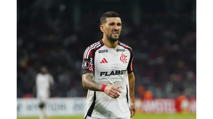 SANTIAGO DEL ESTERO, ARGENTINA - MAY 07: Giorgian De Arrascaeta of Flamengo gestures during the Copa CONMEBOL Libertadores 2025 Group C match between Central Cordoba and Flamengo at Estadio Unico Madre de Ciudades on May 07, 2025 in Santiago del Estero, Argentina. (Photo by Joaquín Camiletti/Getty Images)