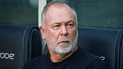 Mano Menezes técnico do Grêmio durante partida contra o Santos no estádio Arena do Grêmio pelo campeonato Brasileiro A 2025.