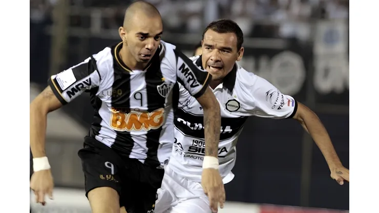 Manzur passou pelo Santos em 2006, além de outras equipes como Olimpia, do Paraguai - Manzur - Foto: Reprodução/X oficial de Julio César Manzur