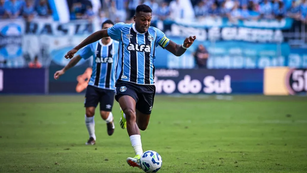 RS – PORTO ALEGRE – 04/05/2025 – BRASILEIRO A 2025, GREMIO X SANTOS – Edenilson jogador do Gremio durante partida contra o Santos no estadio Arena do Gremio pelo campeonato Brasileiro A 2025. Foto: Maxi Franzoi/AGIF