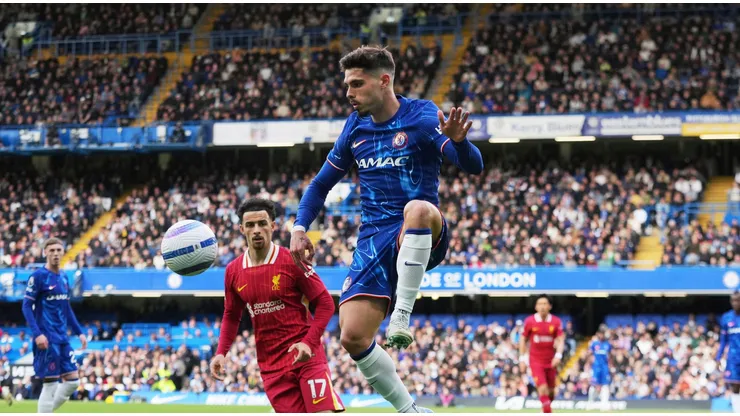 Pedro Neto em ação na partida diante do Liverpool. Foto: Associated Press / Alamy Stock Photo