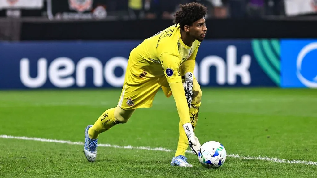 Hugo Souza durante partida. Foto: Fabio Giannelli/AGIF