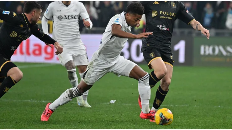 David Neres com a posse de bola em partida diante do Genoa. Foto: SPP Sport Press Photo. / Alamy Stock Photo