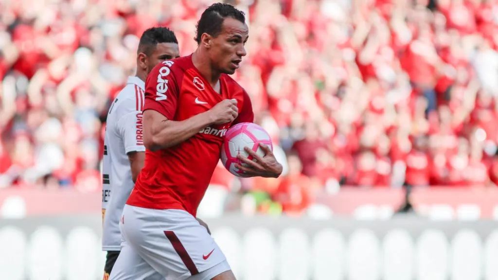 Leandro Damiao do Internacional comemora seu gol durante partida contra o Sao Paulo no estadio Beira-Rio pelo campeonato Brasileiro A 2018. Foto: Jeferson Guareze/AGIF