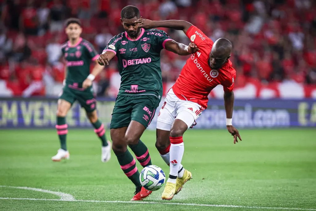 Marlon em ação pelo Fluminense; zagueiro está no radar gremista para 2025 – Foto: Maxi Franzoi/AGIF