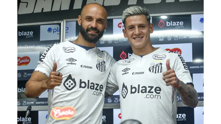 Leo Godoy (à direita) é um dos jogadores que podem ser devolvidos pelo Santos na janela de julho