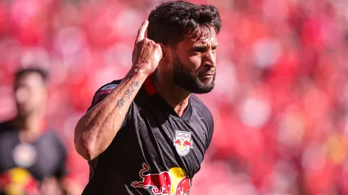 Juninho Capixaba comemorando gol durante partida entre Internacional e Red Bull Bragantino, no Beira-Rio, pelo Brasileirão 2024.