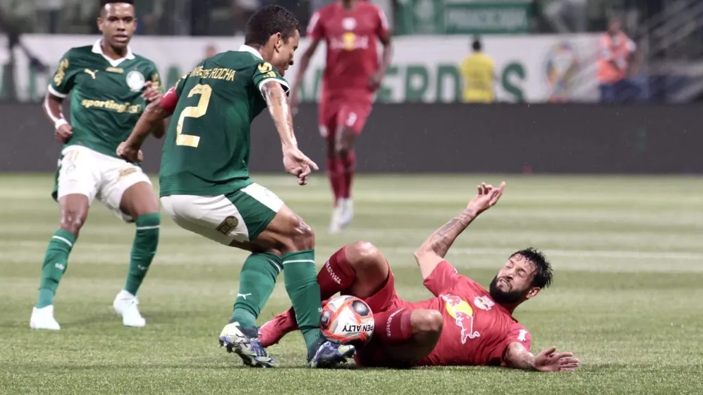 Juninho Capixaba dando carrinho contra o Palmeiras. Foto: Marcello Zambrana/AGIF