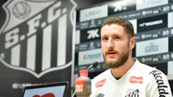 Zé Rafael durante sua apresentação oficial como jogador do Santos FC em coletiva de imprensa realizada na Vila Belmiro. Foto: JOTA ERRE/AGIF
