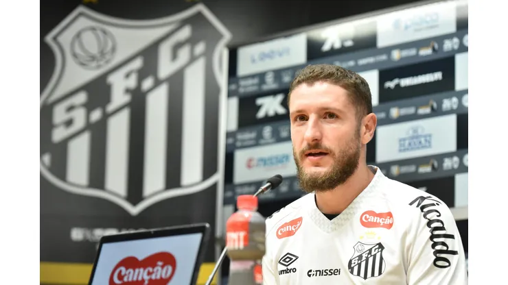 Zé Rafael durante sua apresentação oficial como jogador do Santos FC em coletiva de imprensa realizada na Vila Belmiro. Foto: JOTA ERRE/AGIF