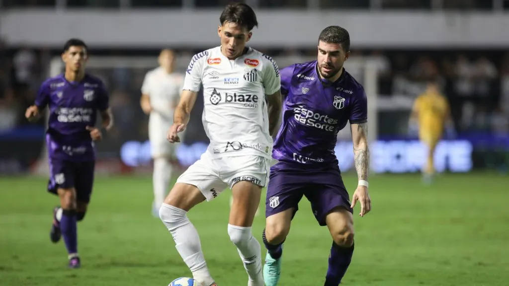 Santos x Ceará se enfrentando pela Série B, em 2024. Foto: Reinaldo Campos/AGIF