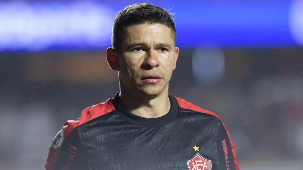 Adversário do Vasco em ação pelo Vitória no Brasileirão Betano – Foto: Anderson Romão/AGIF