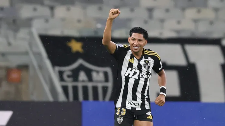 Rony, jogador do Atlético-MG, comemora seu gol.