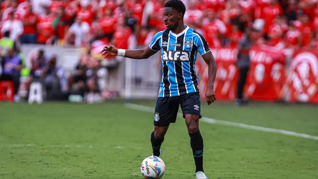 Amuzu em ação pelo Grêmio durante o Gre-Nal – Foto: Maxi Franzoi/AGIF