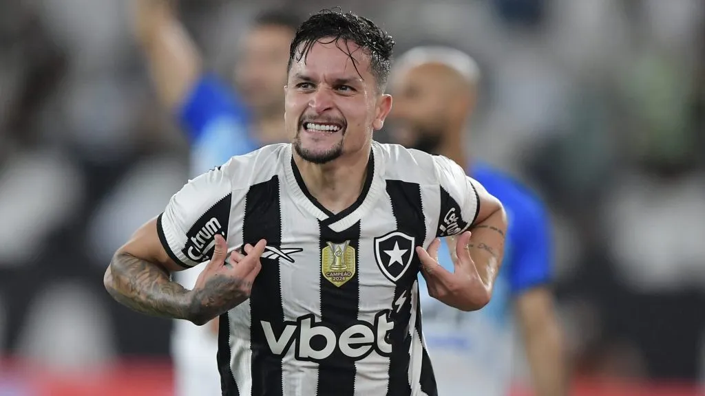 Artur jogador do Botafogo comemora seu gol durante partida contra o Capital no estádio Engenhão pelo campeonato Copa Do Brasil 2025. Foto: Thiago Ribeiro/AGIF