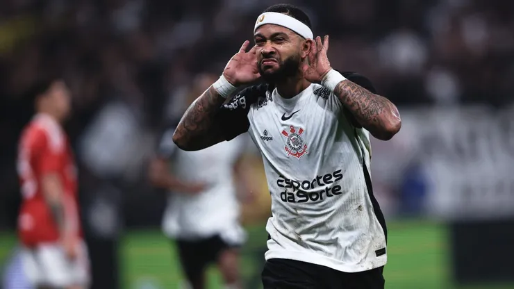 Memphis Depay comemorando gol pelo Campeonato Brasileiro A 2025. Foto: Ettore Chiereguini/AGIF