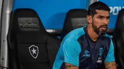 Loco Abreu, ex-técnico do César Vallejo-PER, durante partida contra o Botafogo, pela Copa Sul-Americana de 2023. Foto: Thiago Ribeiro/AGIF.