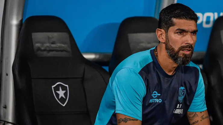 Loco Abreu, ex-técnico do César Vallejo-PER, durante partida contra o Botafogo, pela Copa Sul-Americana de 2023. Foto: Thiago Ribeiro/AGIF.