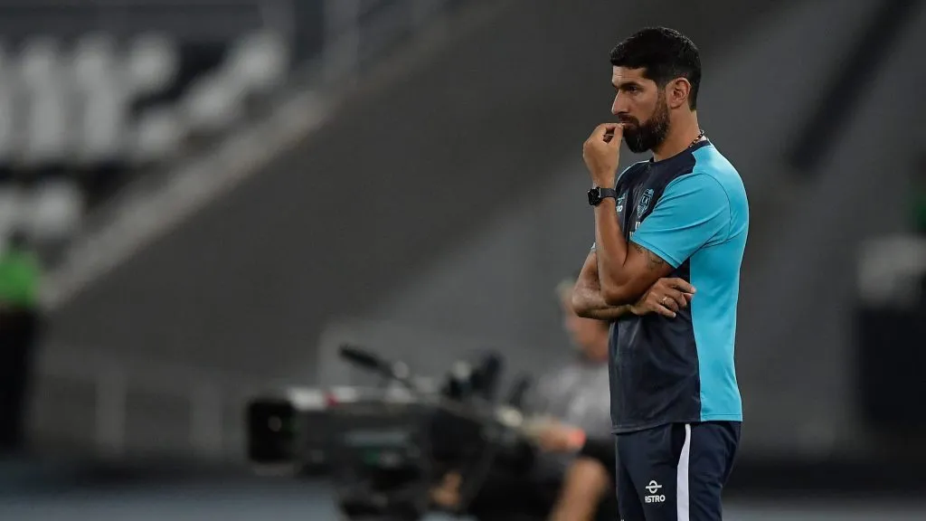 Loco Abreu, ex-jogador do Glorioso. Foto: Thiago Ribeiro/AGIF.