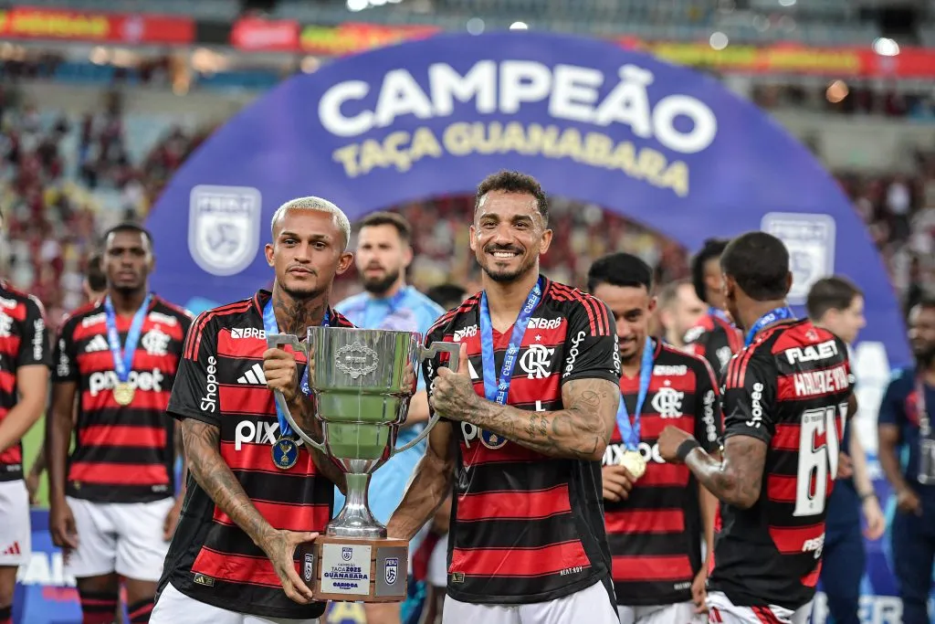 Wesley ao lado de Danilo com a taça Guanabara. Foto: Thiago Ribeiro/AGIF