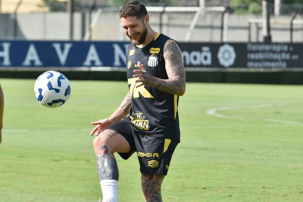 Zé Rafael durante treino no Santos. Foto: JOTA ERRE/AGIF