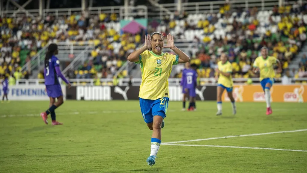 Jogadora da Seleção Brasileira Sub-17 celebra vitória contra o Equador
