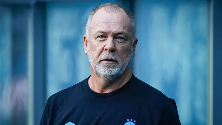 Mano Menezes técnico do Grêmio durante partida contra o Santos no estádio Arena do Grêmio pelo campeonato Brasileiro A 2025.
