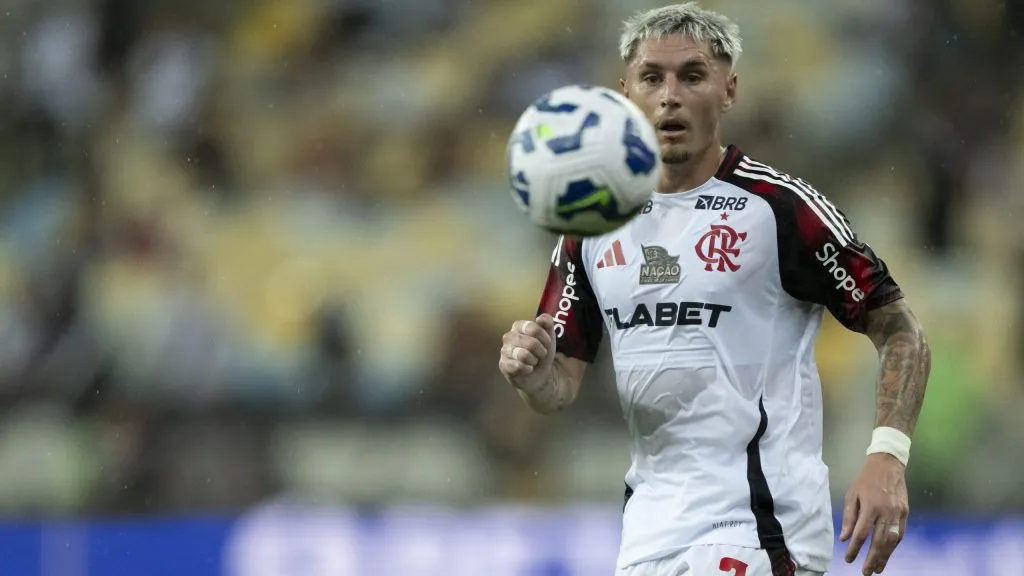 Varela está em processo de renovação com o Flamengo. Foto: Jorge Rodrigues/AGIF