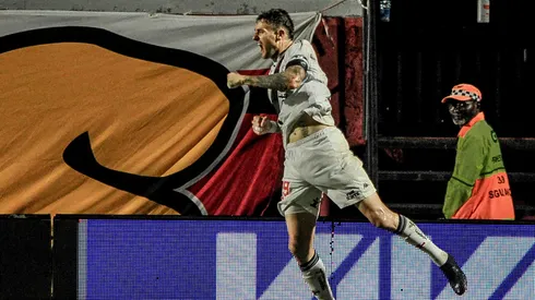 Vegetti jogador do Vasco comemora seu gol com jogadores do seu time durante partida contra o Vitoria - Foto: Jhony Pinho/AGIF